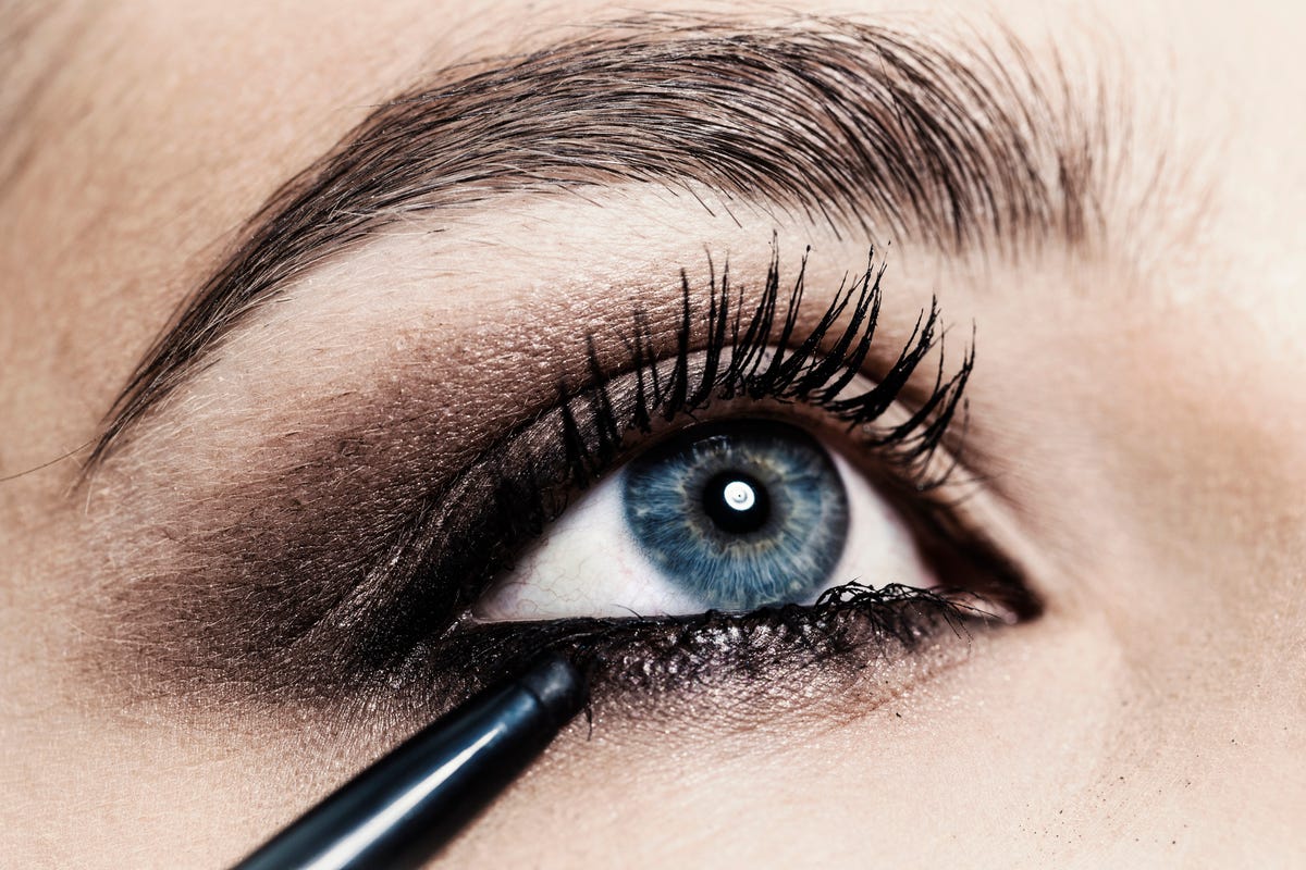 El 'eyeliner' azul es el maquillaje de moda del verano 2021