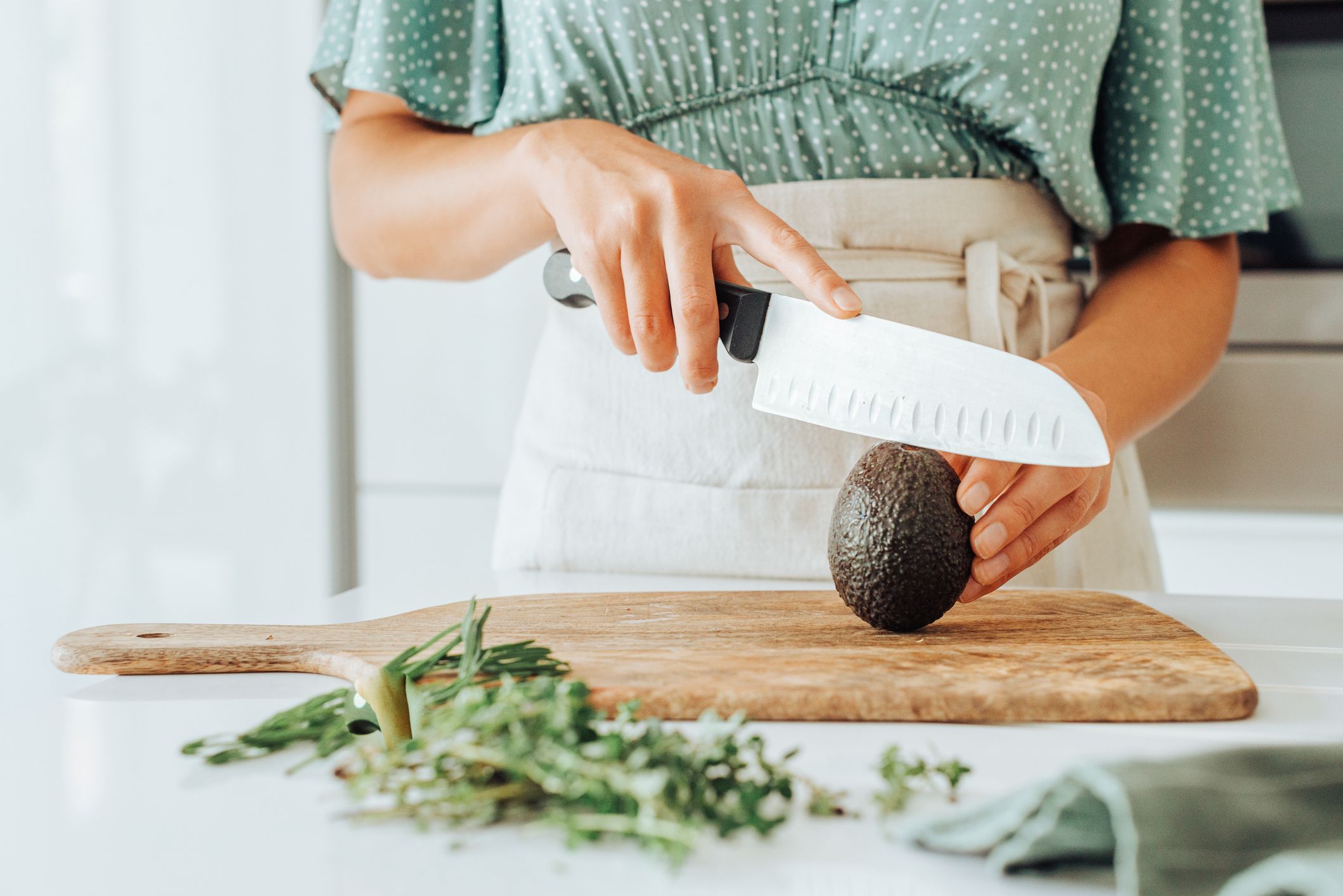 https://hips.hearstapps.com/hmg-prod/images/close-up-of-female-hands-holding-a-kitchen-knife-to-royalty-free-image-1636718074.jpg