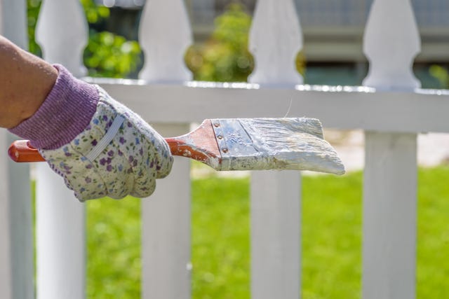 pintar la valla del jardin de blanco