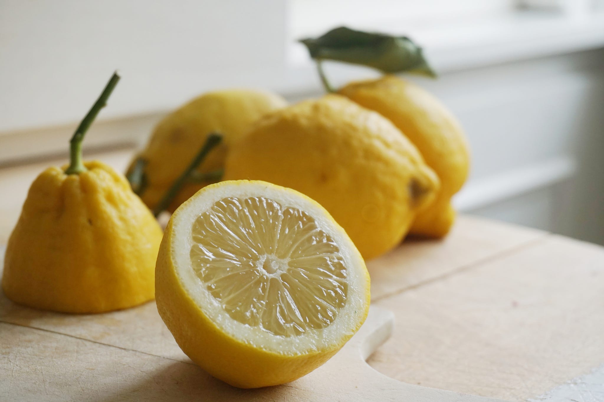 Free Photo  Close-up fresh lemons in a bag