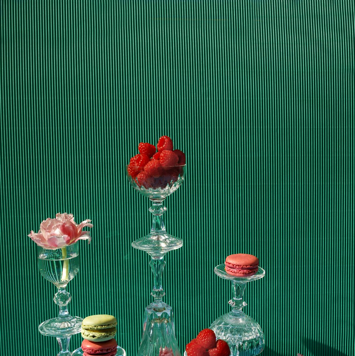 https://hips.hearstapps.com/hmg-prod/images/close-up-of-macarons-and-pink-flowers-on-the-green-royalty-free-image-1694096407.jpg?crop=1.00xw:0.668xh;0,0.229xh&resize=1200:*