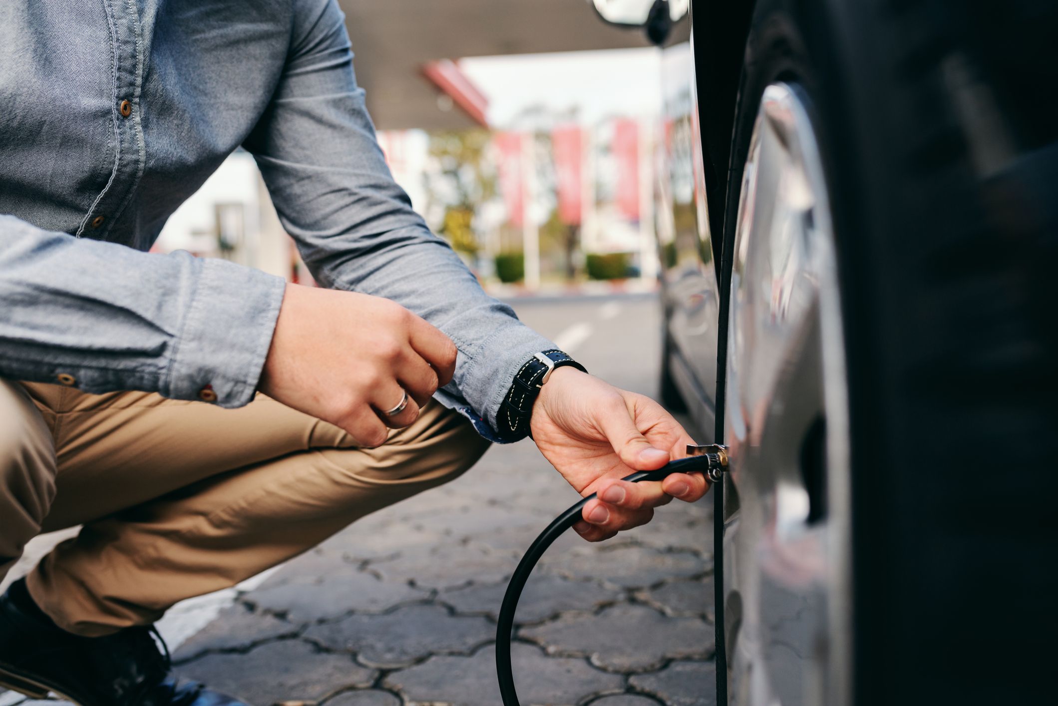 Automatic tire deals inflator gas station