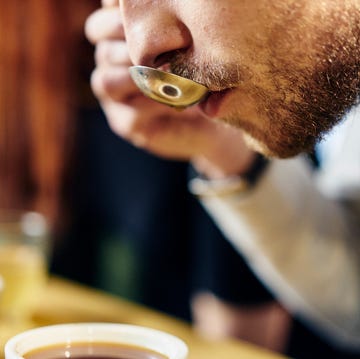 hombre comiendo sopa