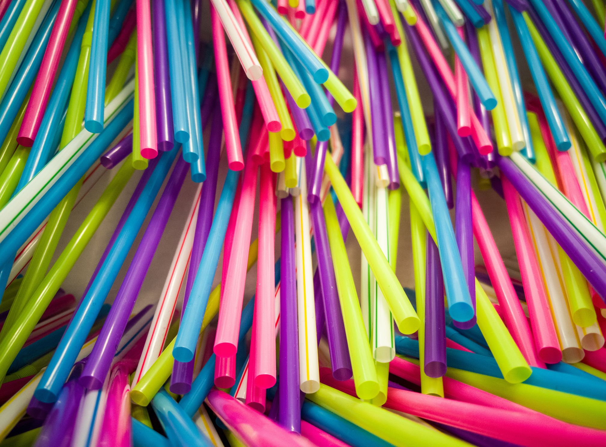 https://hips.hearstapps.com/hmg-prod/images/close-up-of-multi-colored-drinking-straws-royalty-free-image-654742629-1531498119.jpg