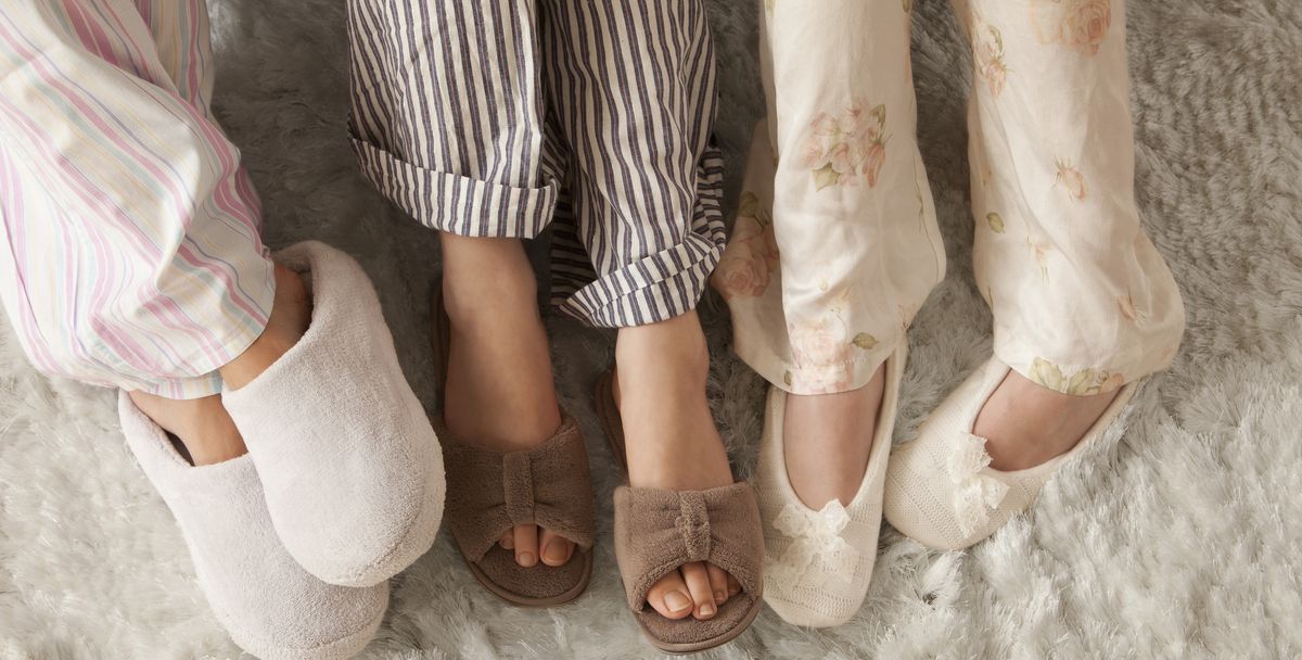 Kom op stave Skænk 25 Best Slippers for Women 2023 - The Most Cozy Slippers