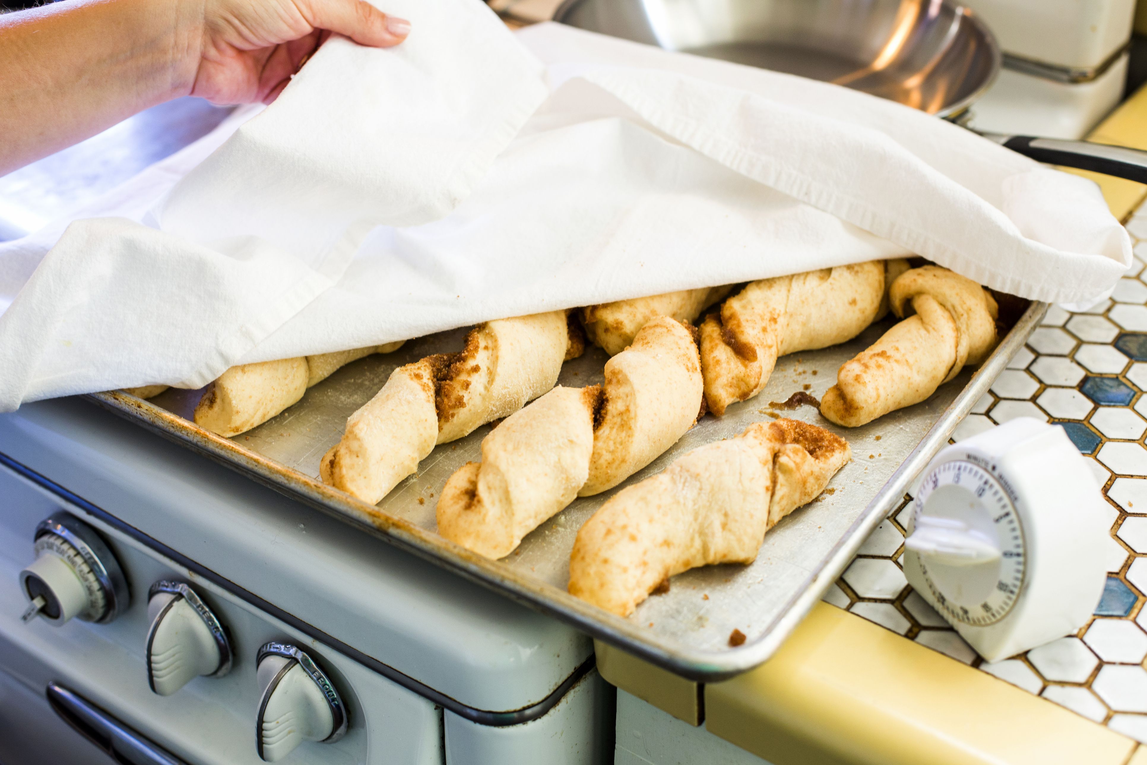 https://hips.hearstapps.com/hmg-prod/images/close-up-of-tray-of-homemade-bread-rolls-royalty-free-image-554370561-1544806425.jpg