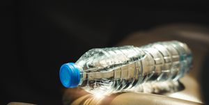 Una botella de agua inteligente con seguimiento de hidratación ia