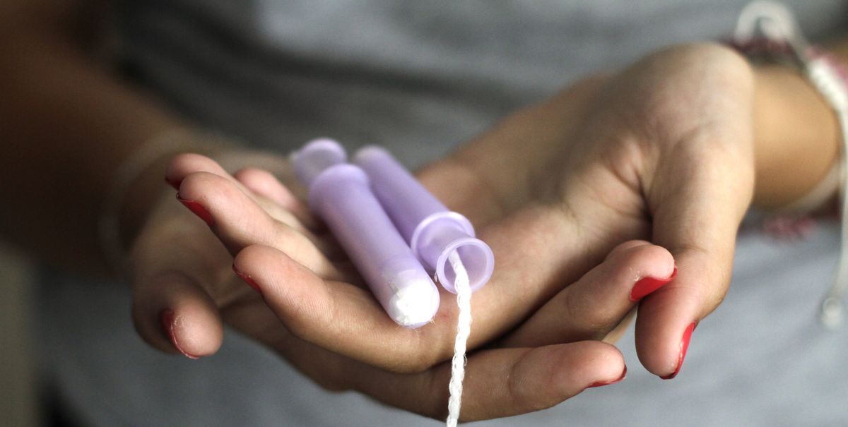 https://hips.hearstapps.com/hmg-prod/images/close-up-of-woman-hand-holding-tampons-royalty-free-image-1661756463.jpg?crop=1.00xw:0.757xh;0,0.0457xh&resize=1200:*