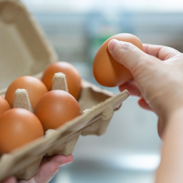 冷蔵庫のなかに入っているものを全て把握するのは至難の業。そのせいで、いつから冷蔵庫に保存しているのかわからない食材を抱えている人も多いはず。なかでも「卵」は、牛乳やパンと違って、傷んでいるかどうかを見極めるのが難しい食材﻿﻿です。今回は、「この卵いつ買ったっけ…？」と思ったときに試したい、傷んだ卵の見極め方をご紹介。﻿