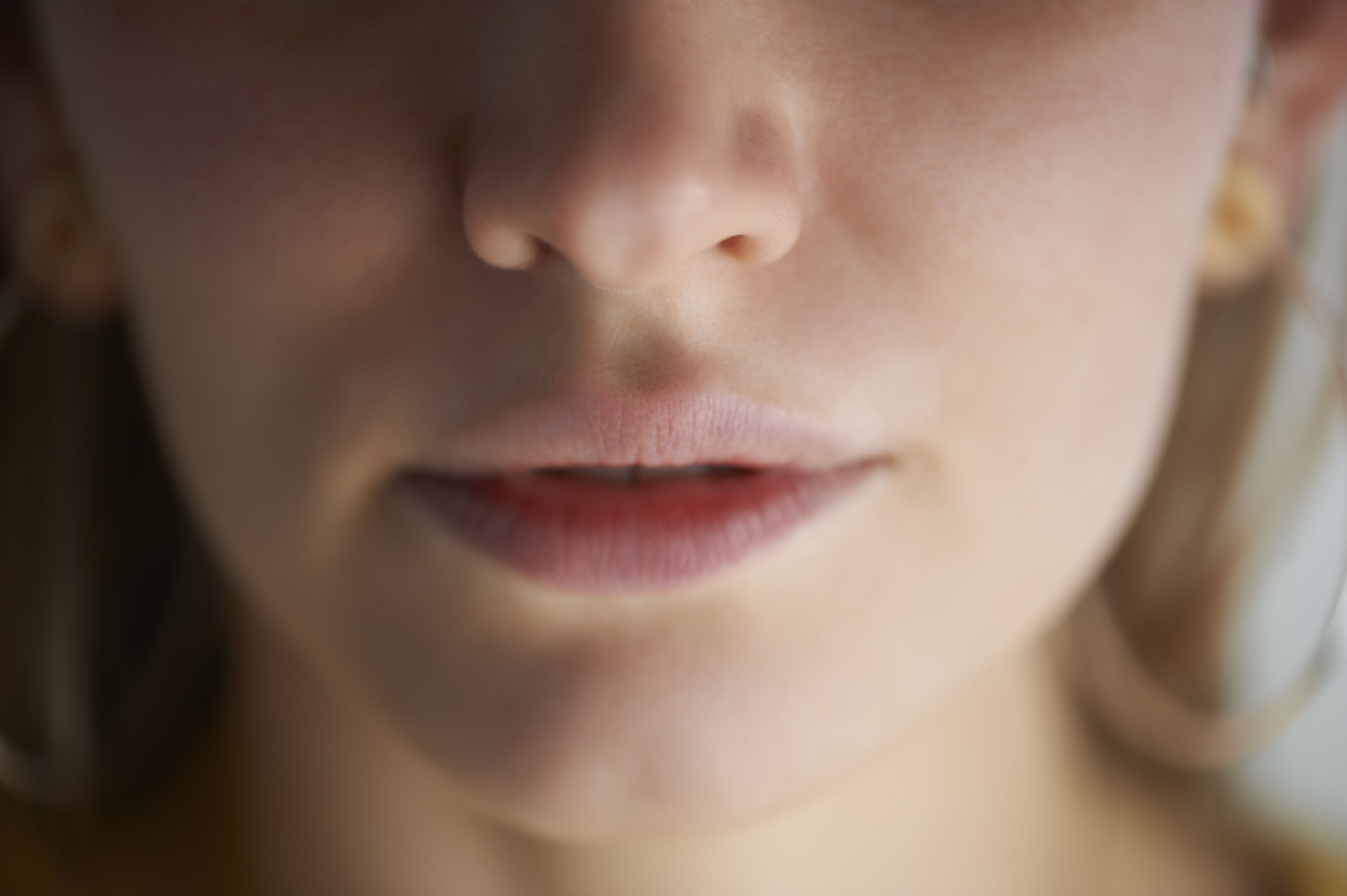 Почему сохнет во рту во время сна. Фото на аватар женщине без лица. "Burrrrrp" - nose picking trend.
