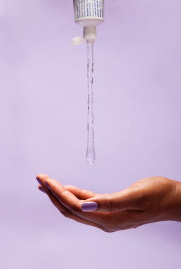 lubricante cayendo sobre una mano de mujer