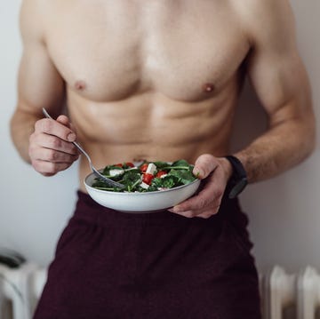 hombre comiendo una ensalada