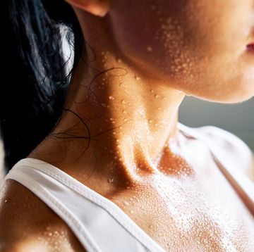 stockfoto van een vrouw met zweetdruppels over haar lichaam