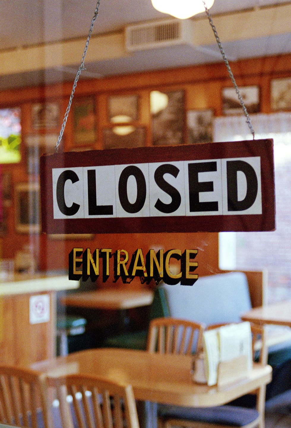 'closed' sign hanging in eating establishment's doorway