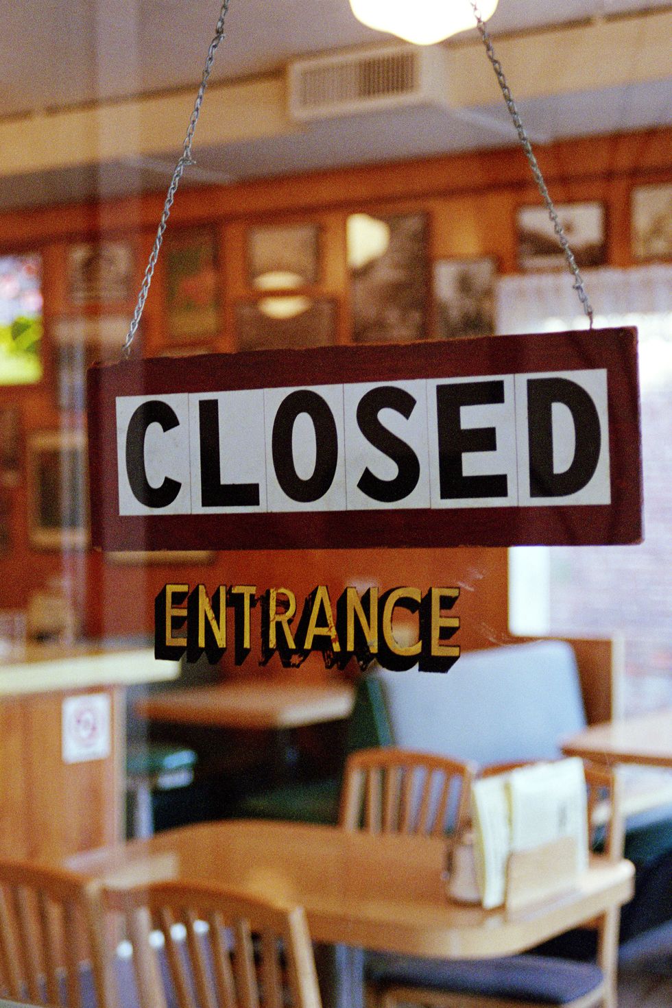 'closed' sign hanging in eating establishment's doorway