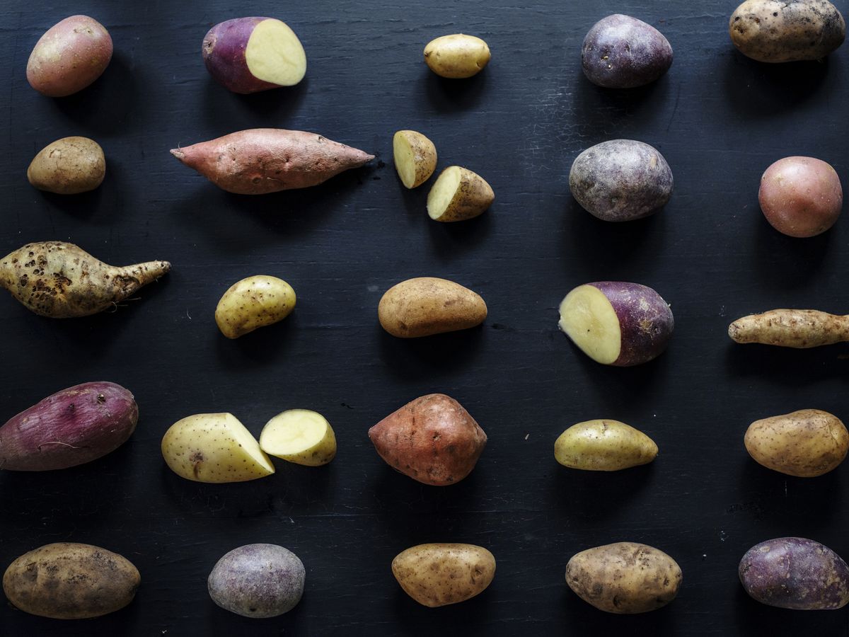 https://hips.hearstapps.com/hmg-prod/images/closeup-of-fresh-various-organic-potatoes-on-black-royalty-free-image-700691920-1566412364.jpg?crop=0.92386xw:1xh;center,top&resize=1200:*