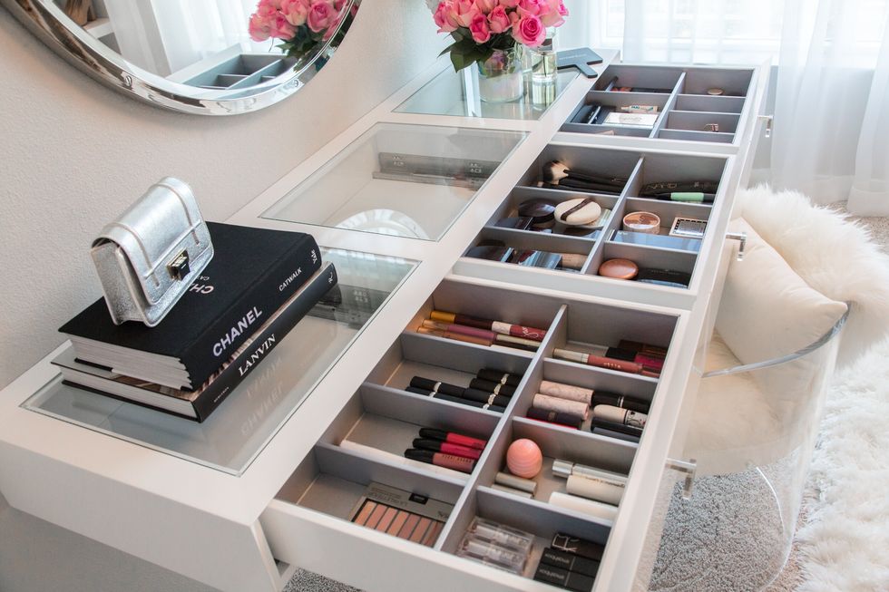 Closet organization ideas: neatly organized makeup in drawers