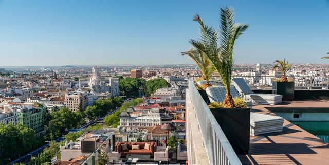 Un 50 cumpleaños terraza con vistas a Barcelona y el mar.