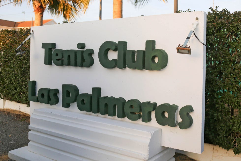 Sign displaying the name of a tennis club