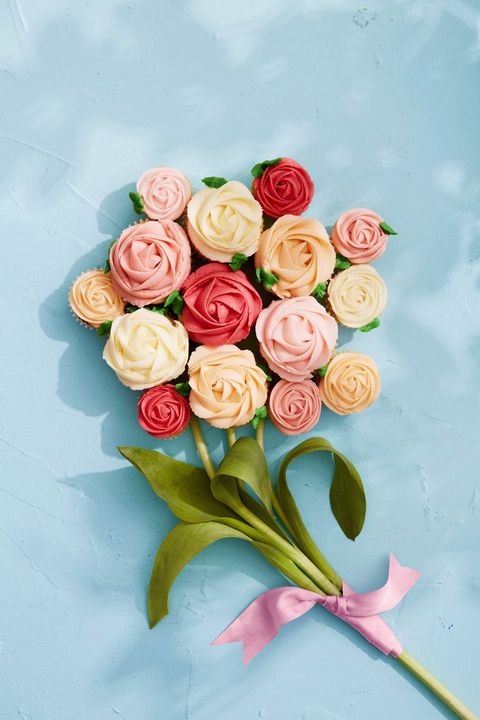 vanilla cupcakes with buttercream frosting in a flower bouquet arrangement