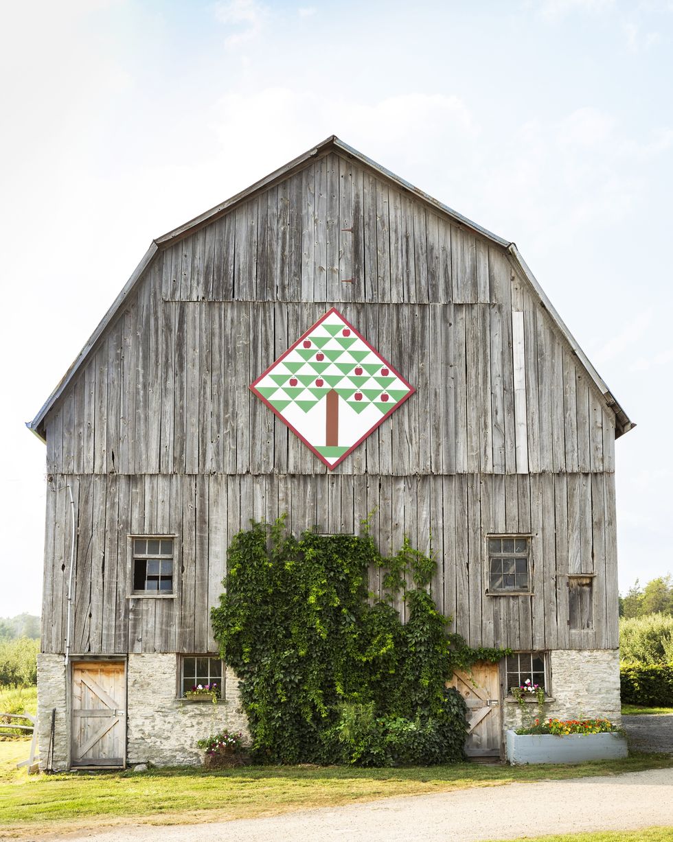 a barn with a barn quilt