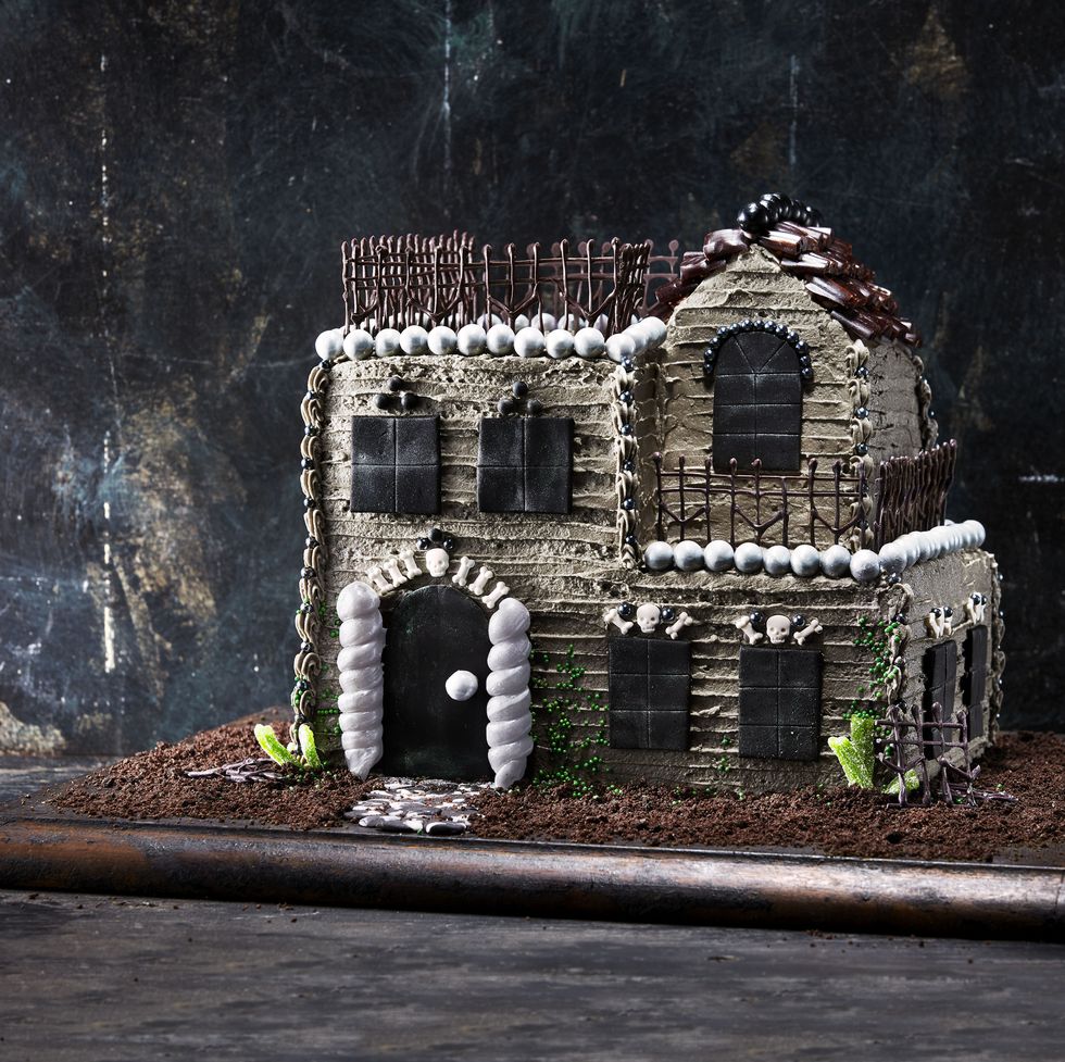 haunted house wedding cake