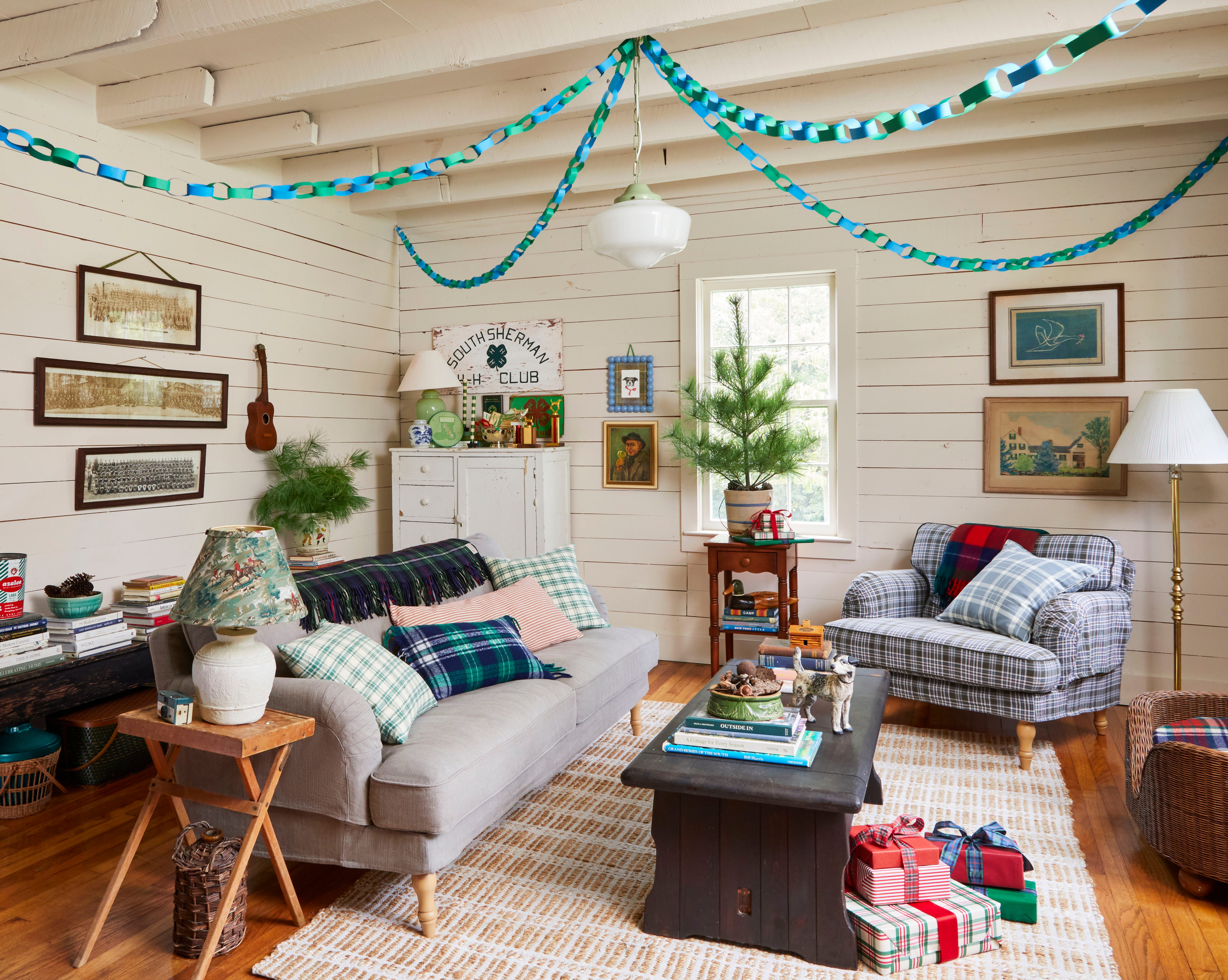 Camp Meets Christmas in This Tiny Tennessee Cottage