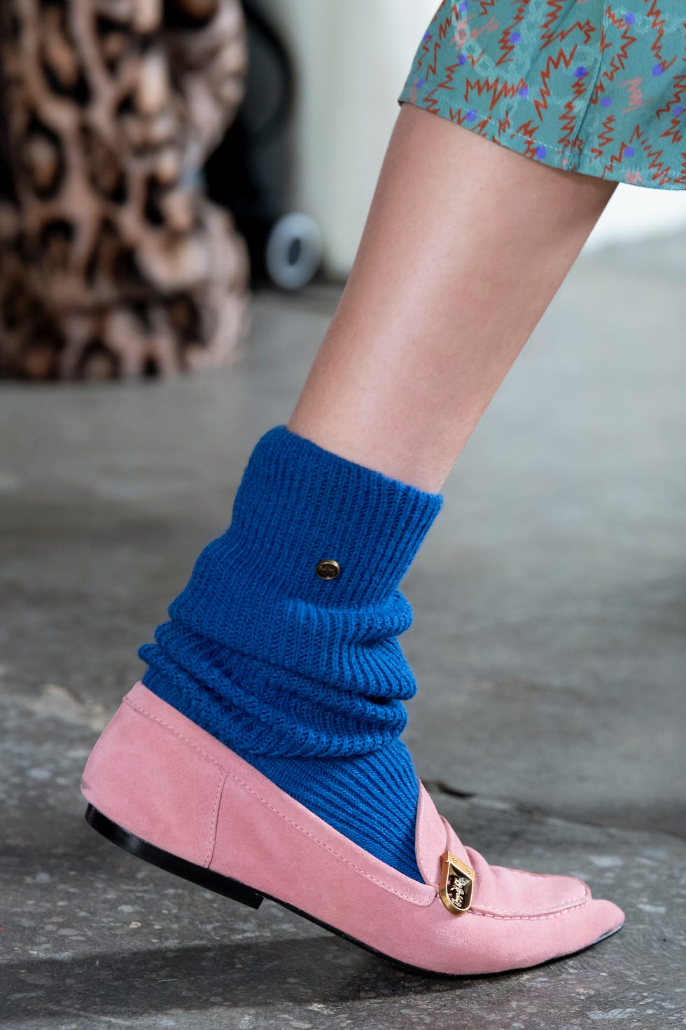 Footwear, Blue, Shoe, Pink, Fashion, Ankle, Human leg, Leg, Street fashion, Joint, 