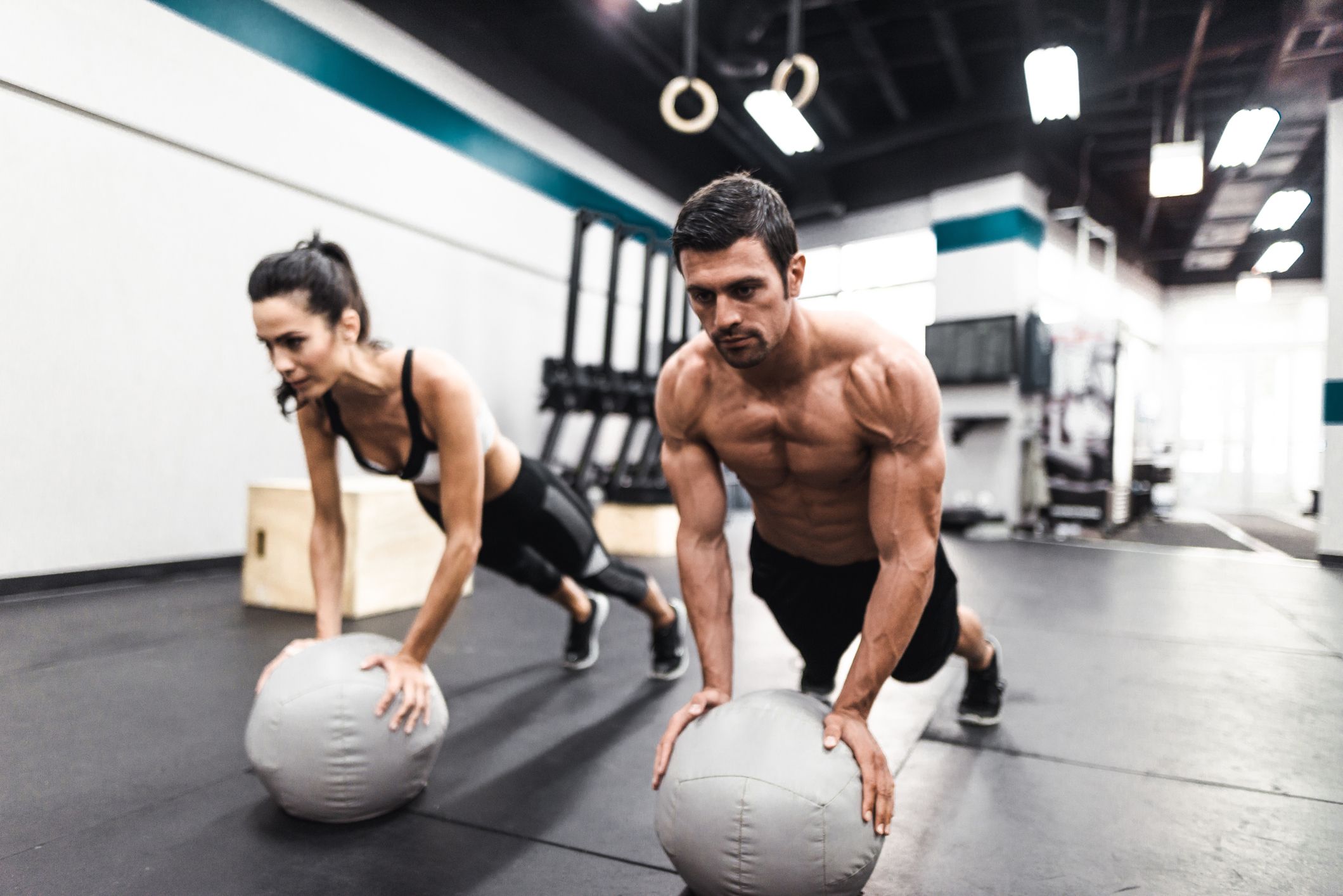 Entrenando en el gimnasio. Hombre con grandes músculos levantando peso  mientras entrena en el gimnasio. Ponerse en forma. Stock Photo