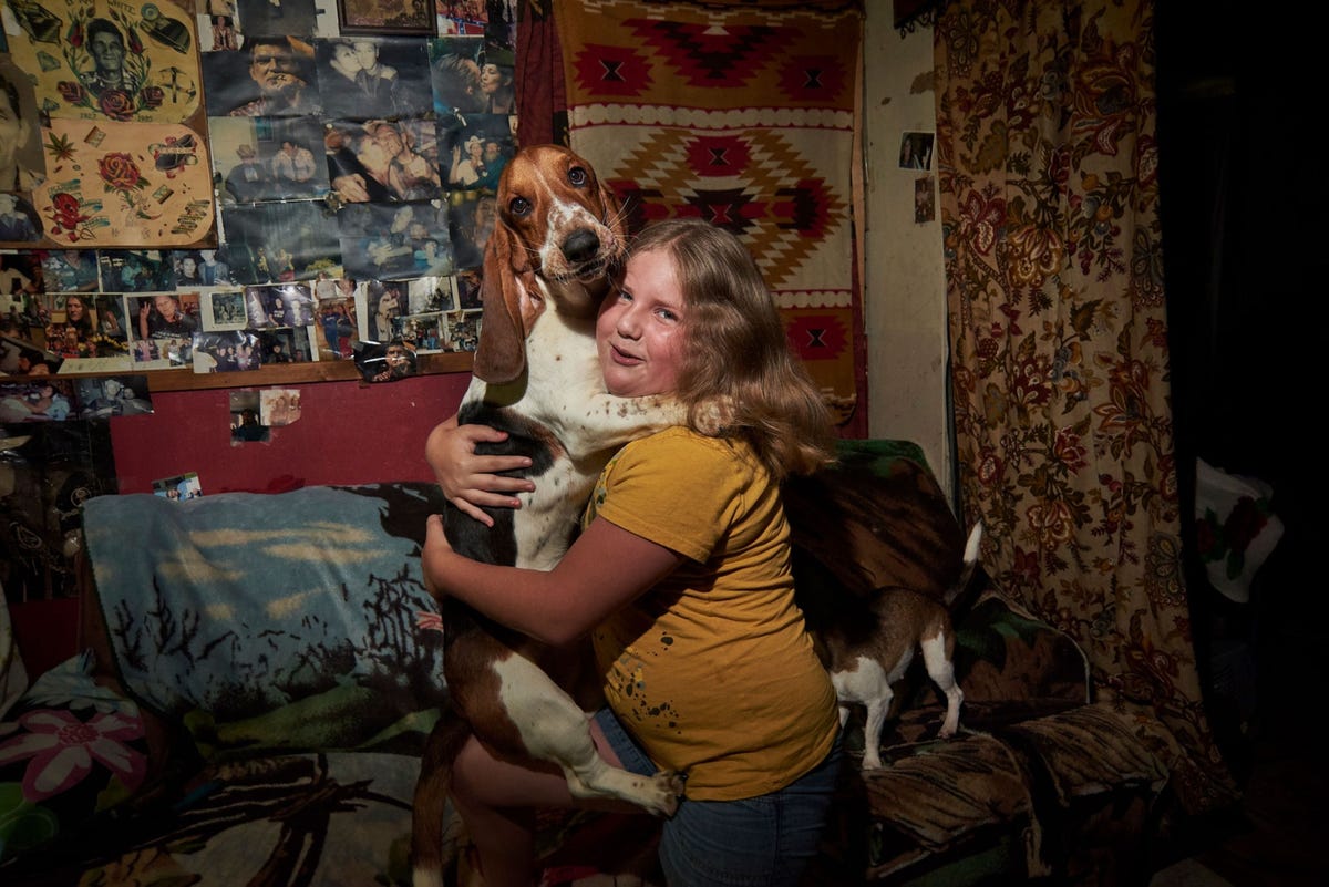 In Boone County West Virginia knuffelt een meisje haar hond