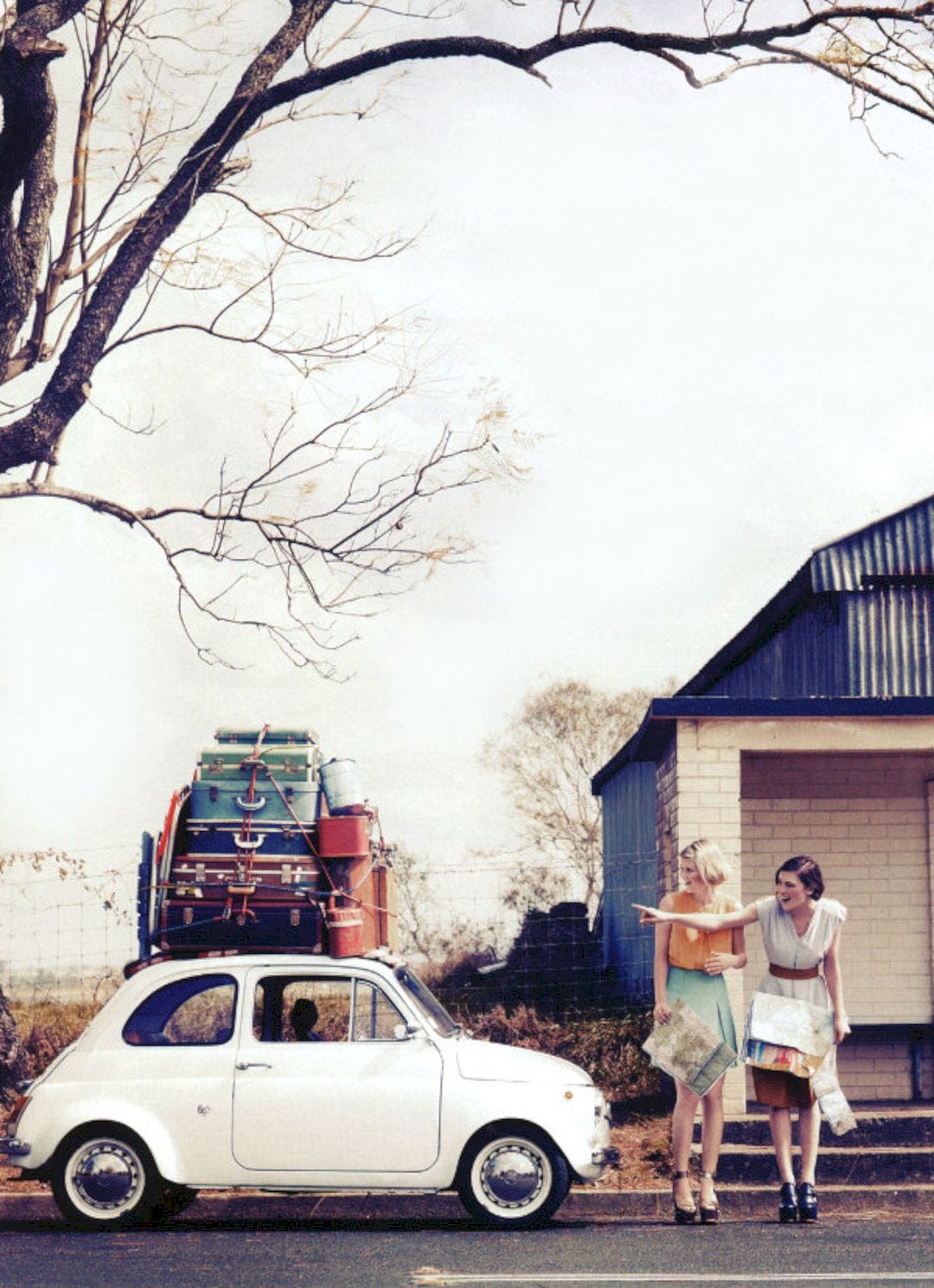 Coche antiguo con maletas
