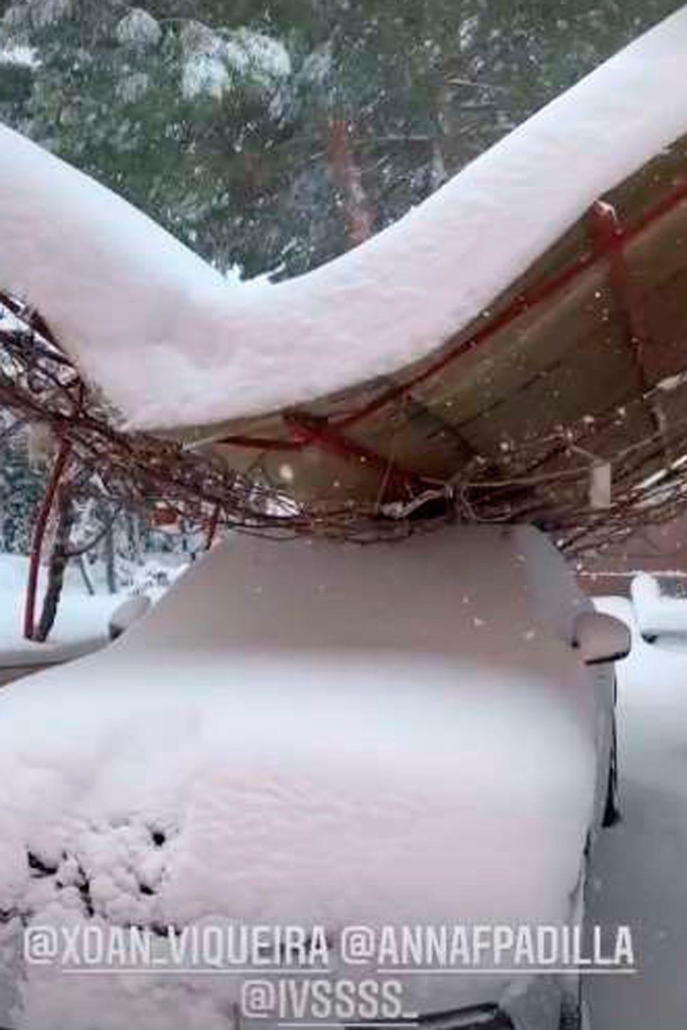 el coche de paz padilla, aplastado por la nieve