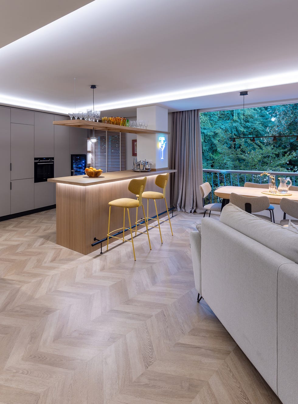 cocina con isla central abierta al salón comedor