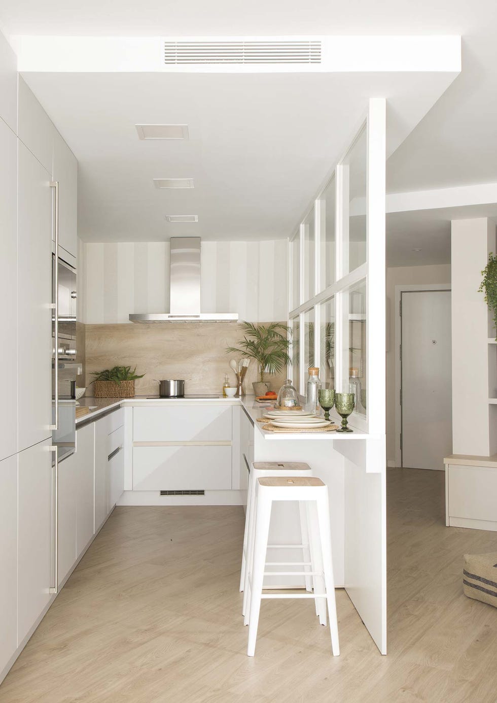 una cocina abierta y con mucha luz antes y después