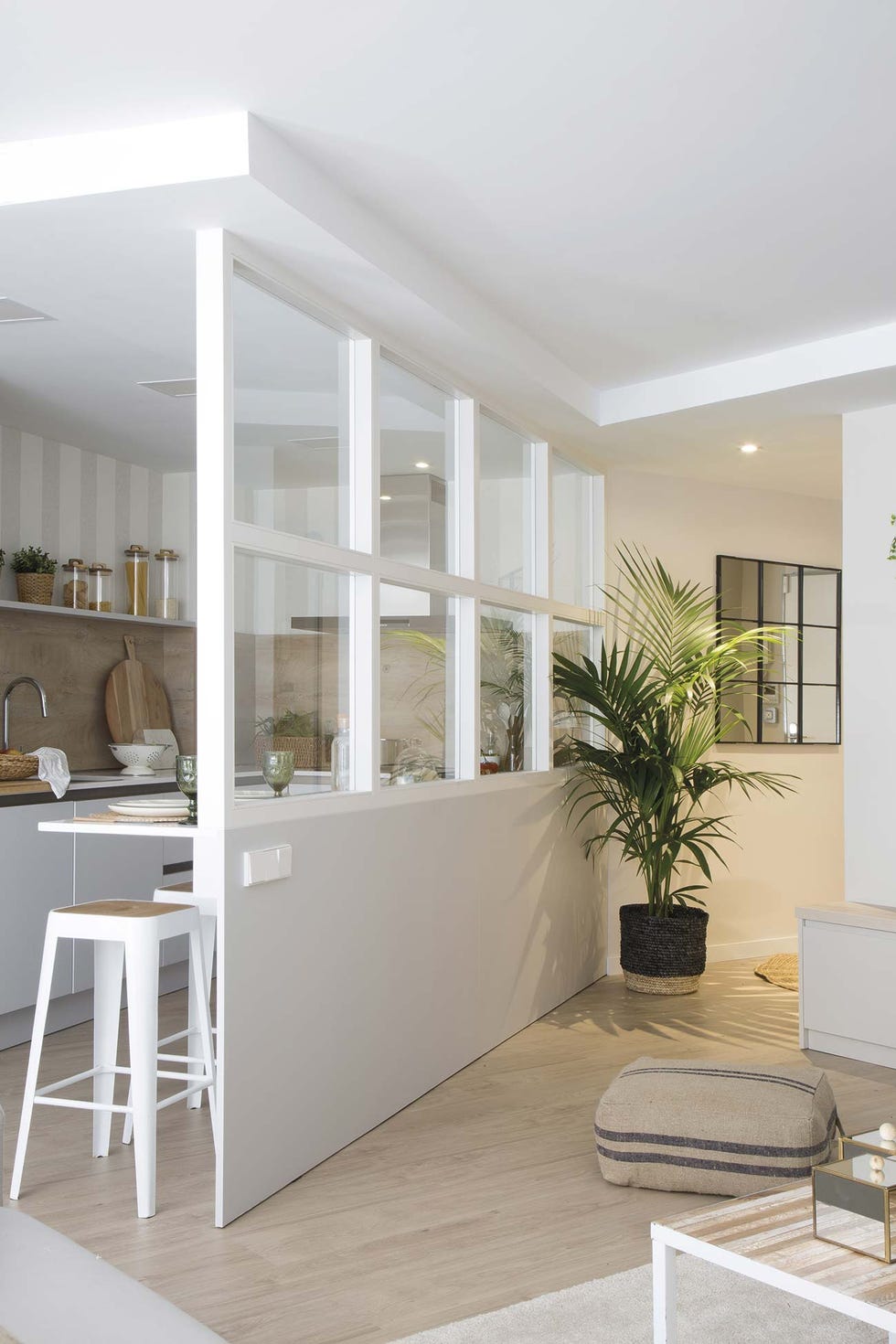una cocina abierta y con mucha luz antes y después
