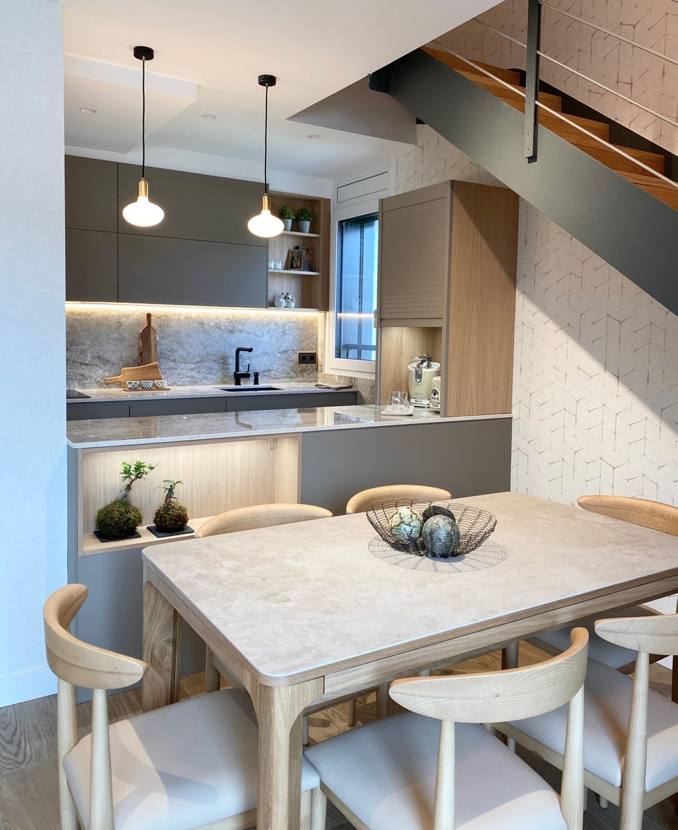 cocina moderna decorada en gris abierta al comedor