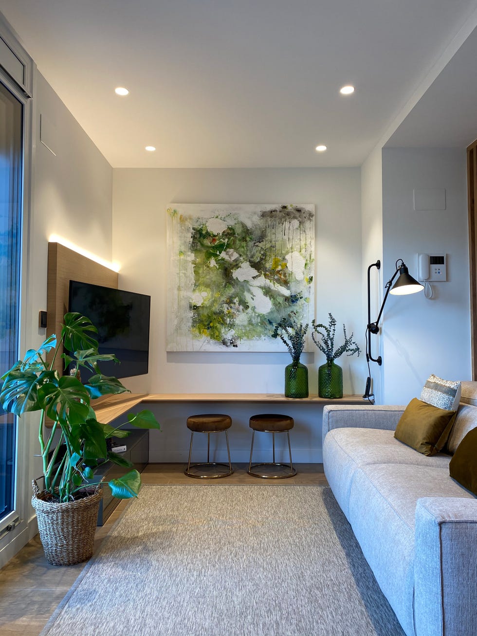 salón decorado en tonos neutros y mueble de tv en madera diseñado a medida