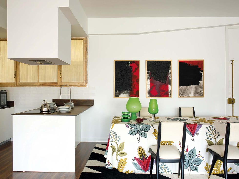 una cocina moderna abierta al salón