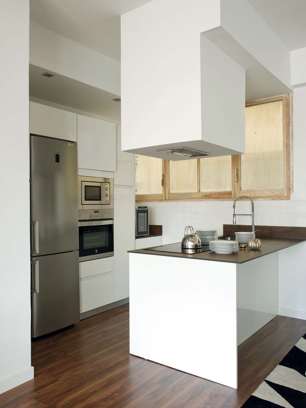 una cocina moderna abierta al salón