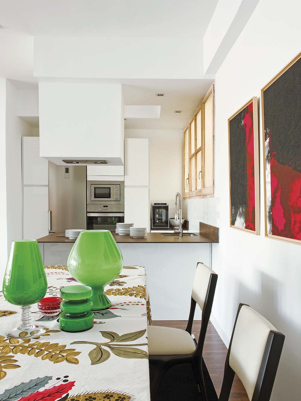 una cocina moderna abierta al salón