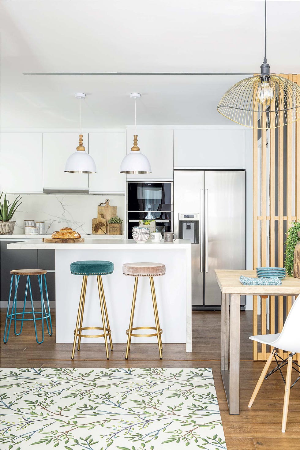 una cocina abierta y chic en blanco