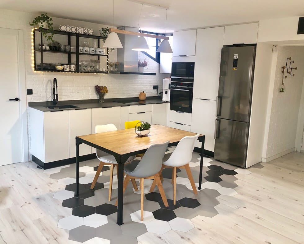 cocina abierta con office de estilo nórdico en blanco