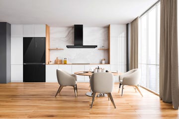 cocina abierta con frigorífico negro de 4 puertas