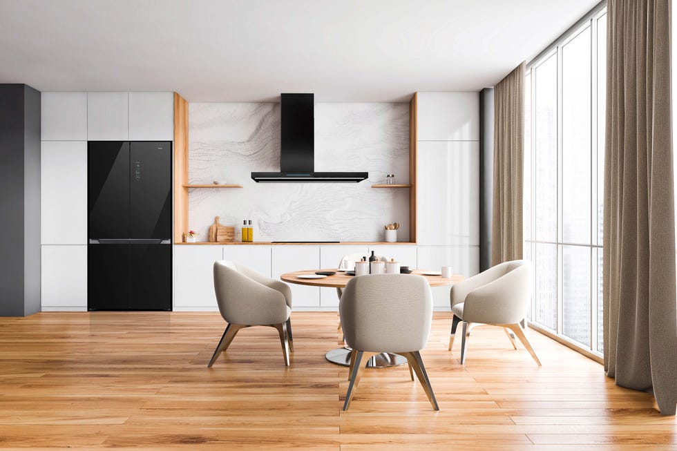 cocina de distribución abierta con muebles blancos