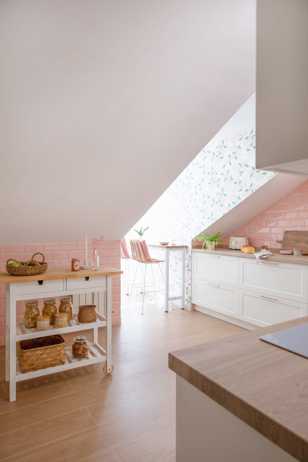 cocina abuhardillada con carrito con ruedas