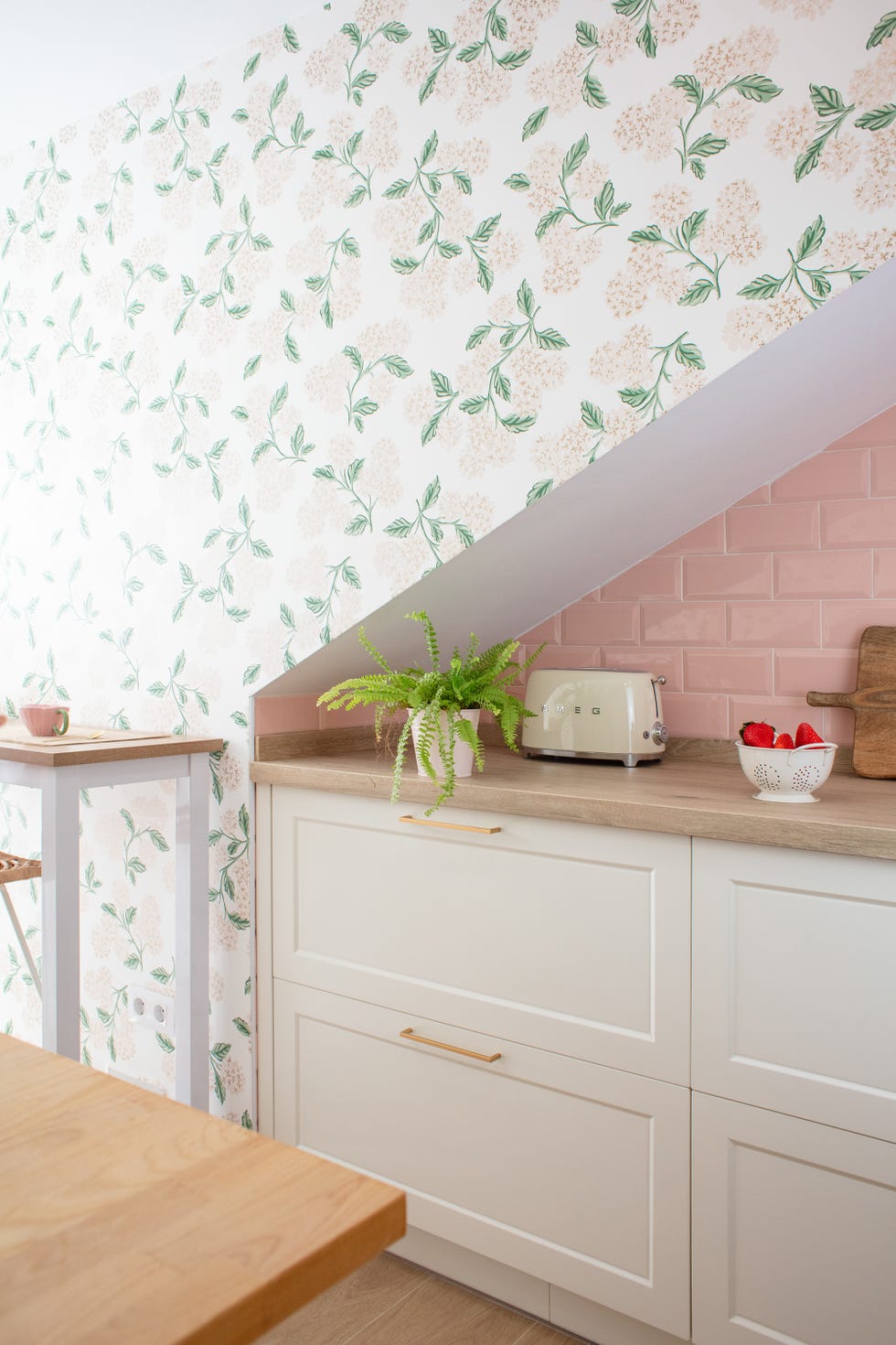 cocina con papel pintado con motivos florales