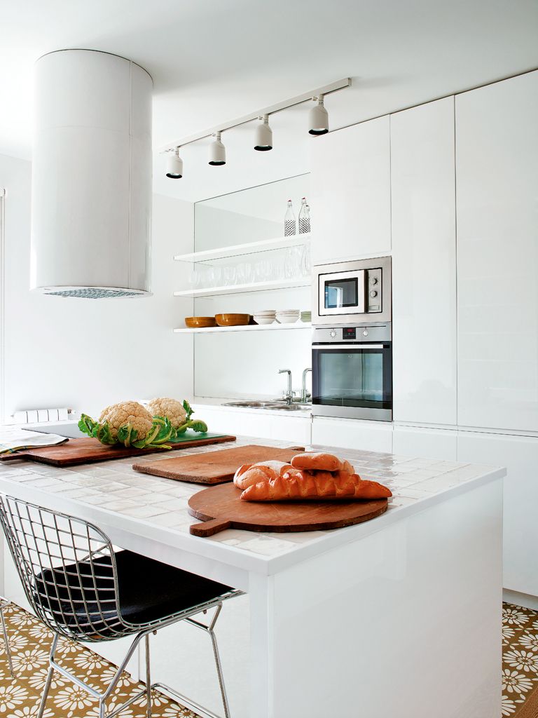 Barra de cocina con taburetes color mostaza  Decoracion de interiores  living, Decoración de unas, Cocinas modernas