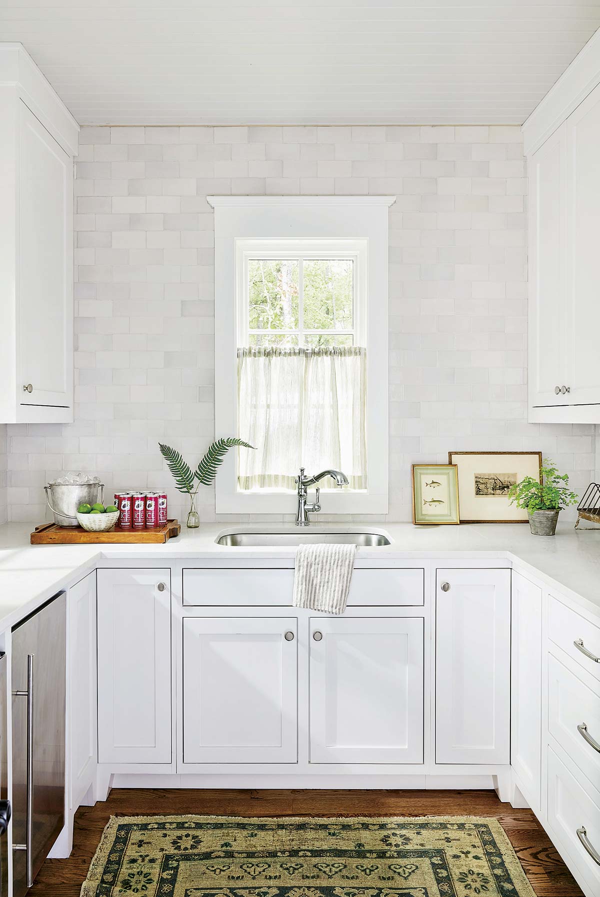 cocina blanca con alfombra