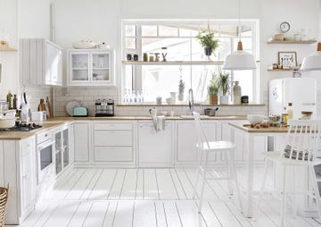 cocina con office blanca y radiante