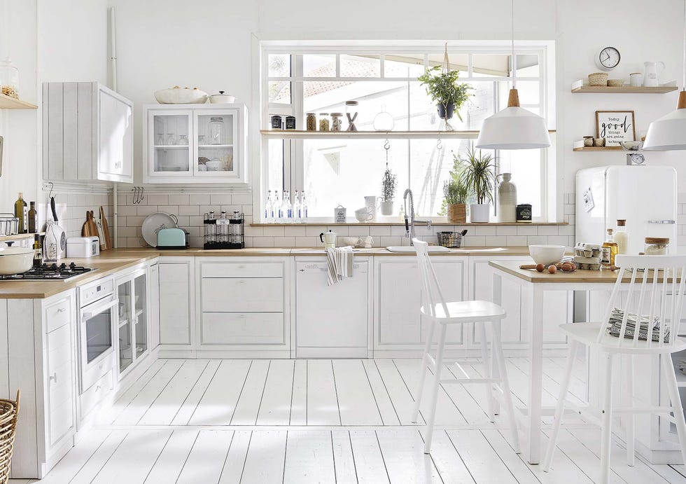 cocina con office blanca y radiante